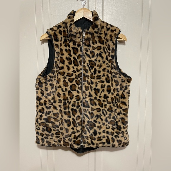 NWOT Reversible faux fur leopard/black vest - Picture 4 of 13